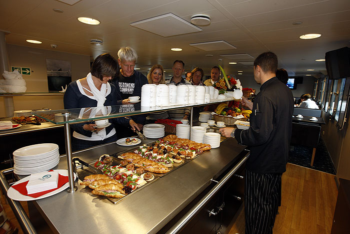 AQ10OW03_plancius-heiner-kubny-buffet.jpg [© Last Frontiers Ltd]