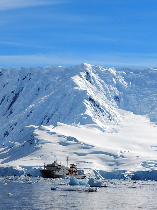 AQ1113LN2038_antarctic-peninsula-fournier-bay-vavilov.jpg [© Last Frontiers Ltd]