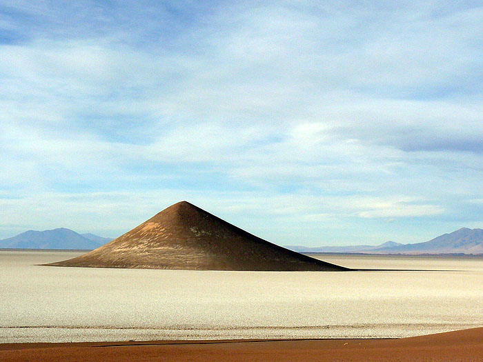 AR0914SM0893_salar-de-arizaro-arita-cone.jpg [© Last Frontiers Ltd]