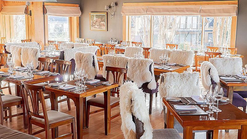 AR2603AT005_dining_room_patio_los-cauquences.jpg [&copy; Last Frontiers Ltd]