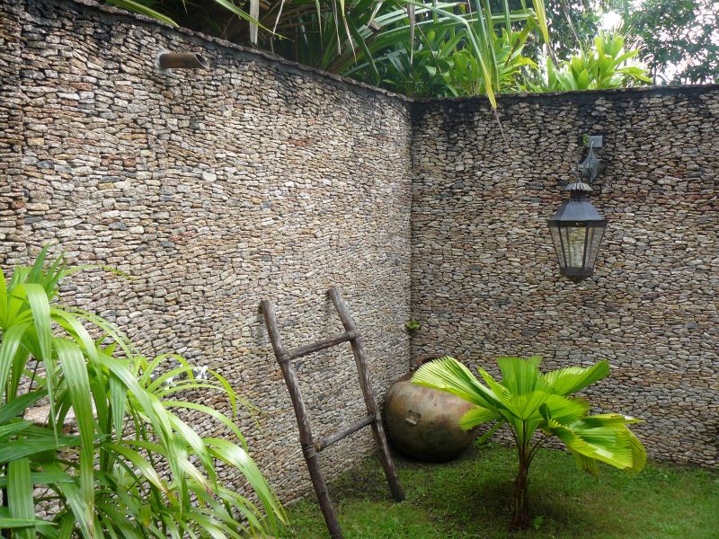 BZ1014FD381_blancaneaux-lodge-mountain-pine-ridge-outdoor-shower.jpg [© Last Frontiers Ltd]