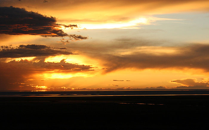 BO0409SK_uyuni-A-salty-sunset.jpg [© Last Frontiers Ltd]
