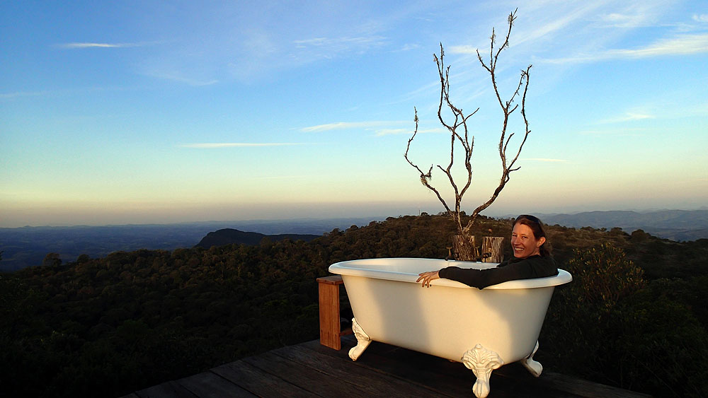 BR0519NR0489_ibitipoca-eagles-nest-outside-bath-with-a-view.jpg [© Last Frontiers Ltd]