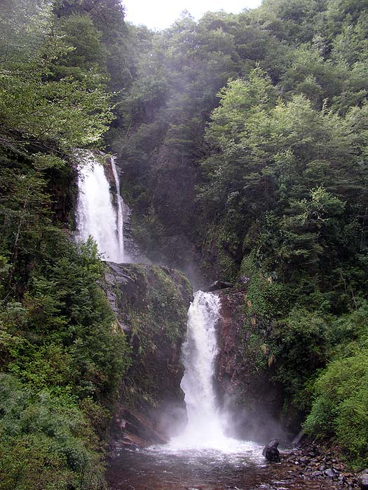 CH1005SM026_waterfall_c_austral.jpg [© Last Frontiers Ltd]