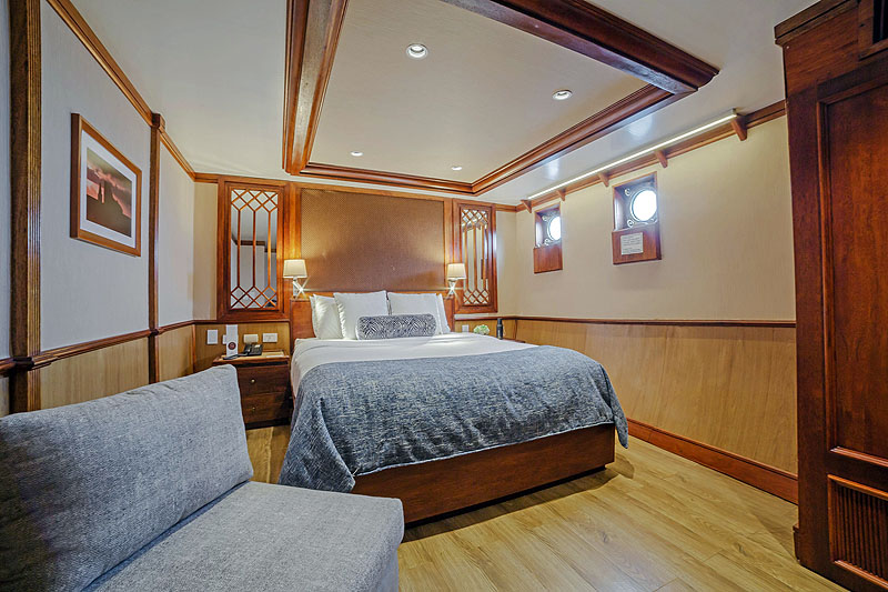 GP17QN006_grace-carolina-deck-queen-premium-stateroom.jpg [© Last Frontiers Ltd]