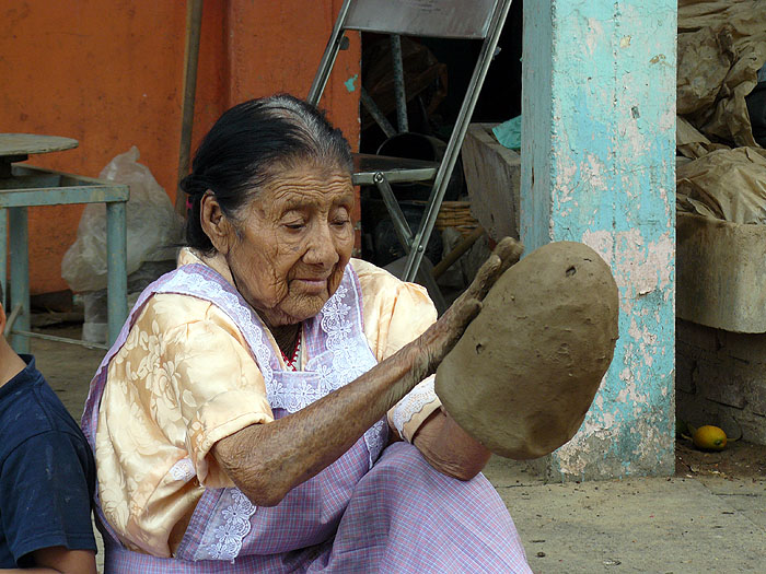 MX0511SM0189_dona-sofia-and-family-black-pottery-san-bartolo-coyotepec.jpg [© Last Frontiers Ltd]