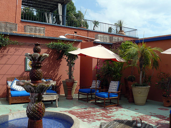 MX0910JF134_hotel-california.jpg [© Last Frontiers Ltd]