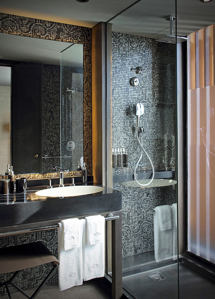 013PE2107AE_aqua-nera-bathroom.jpg [© Last Frontiers Ltd]