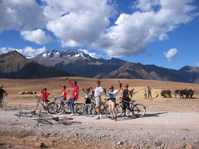 PE0607AZ2_Family-biking.jpg [© Last Frontiers Ltd]