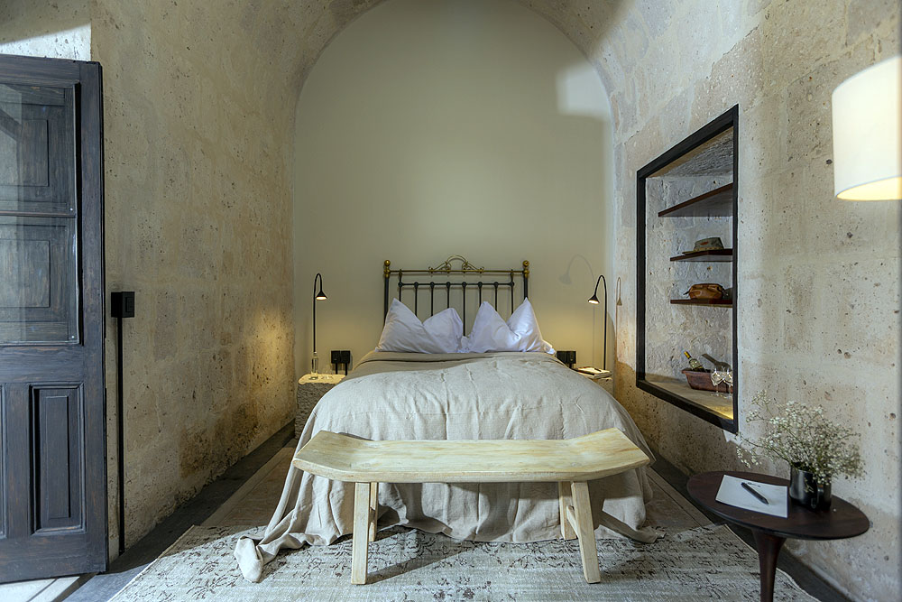 PE0819AE14_cirqa-claustro-room.jpg [© Last Frontiers Ltd]