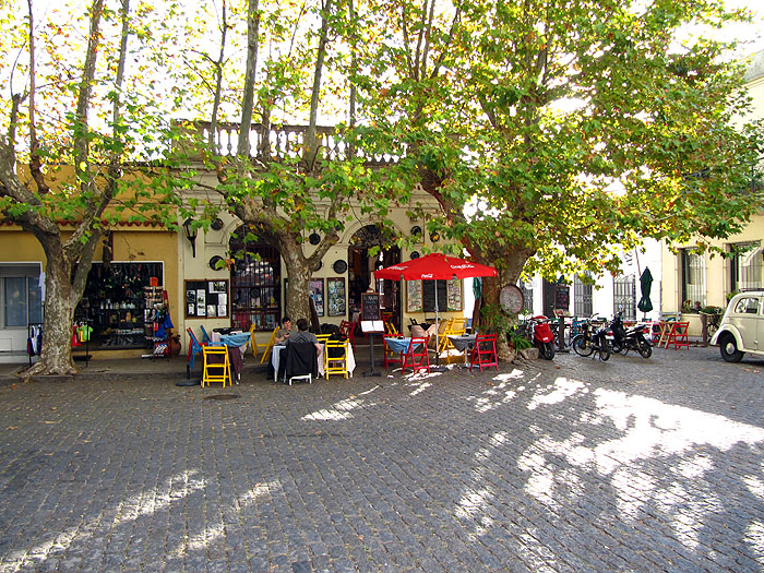 UR0511OF019_colonia-street-cafe.jpg [© Last Frontiers Ltd]